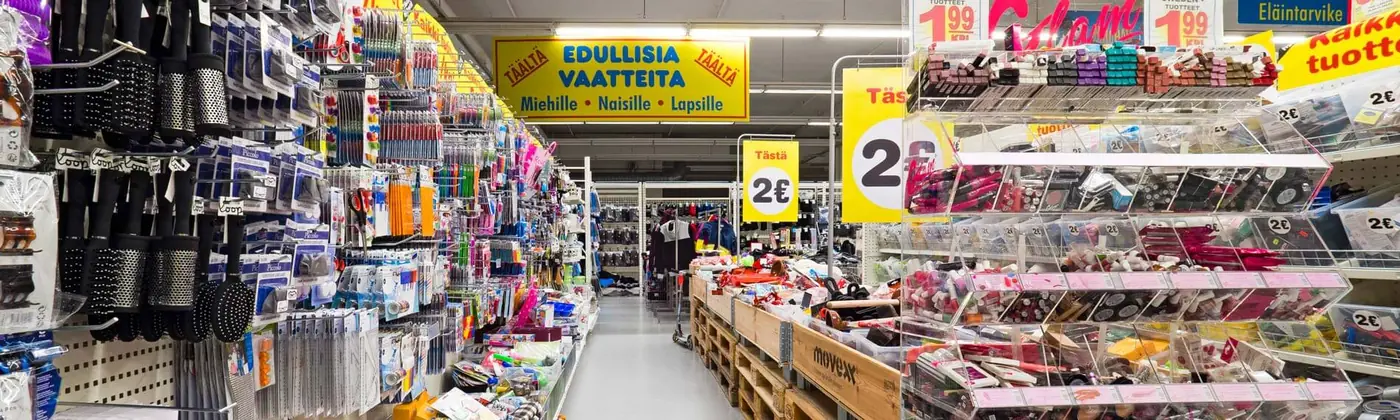 Minihinnan myymälä: hyllyt täynnä tavaraa ja 2 €:n hintakylttejä